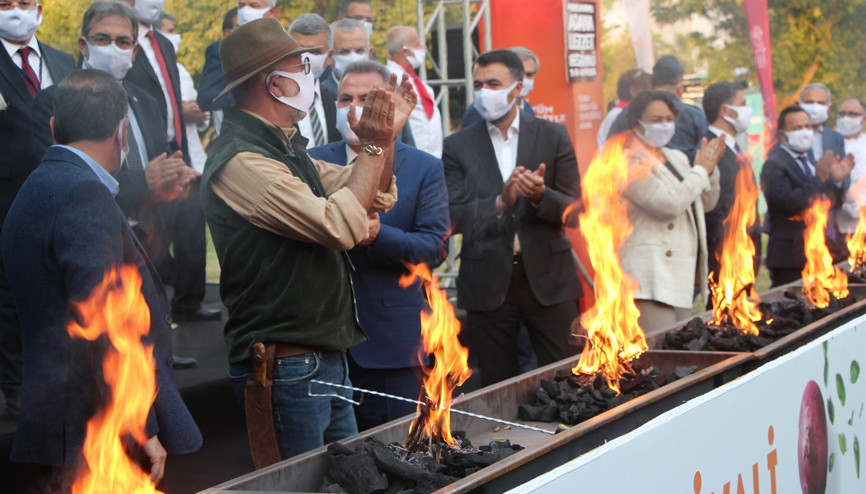 Adana Uluslararası Lezzet Festivali’nin ’mangal ateşi’ yandı