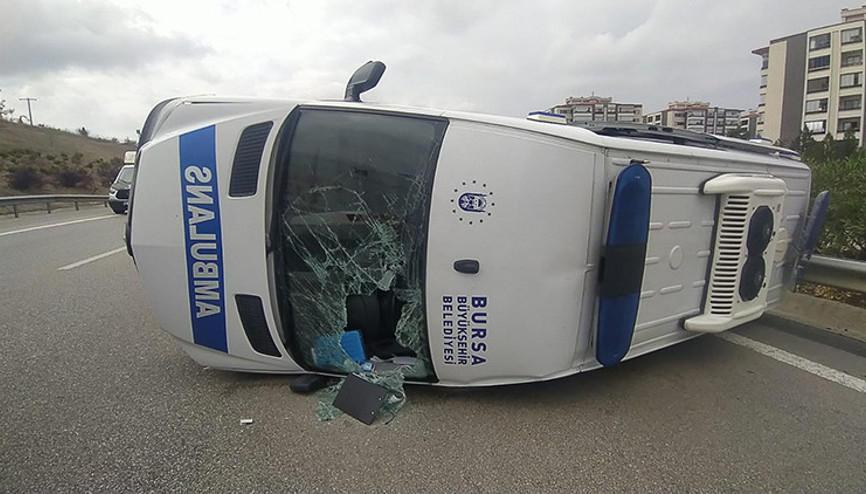 Bursada sis faciası...Ambulans takla attı: 5 yaralı