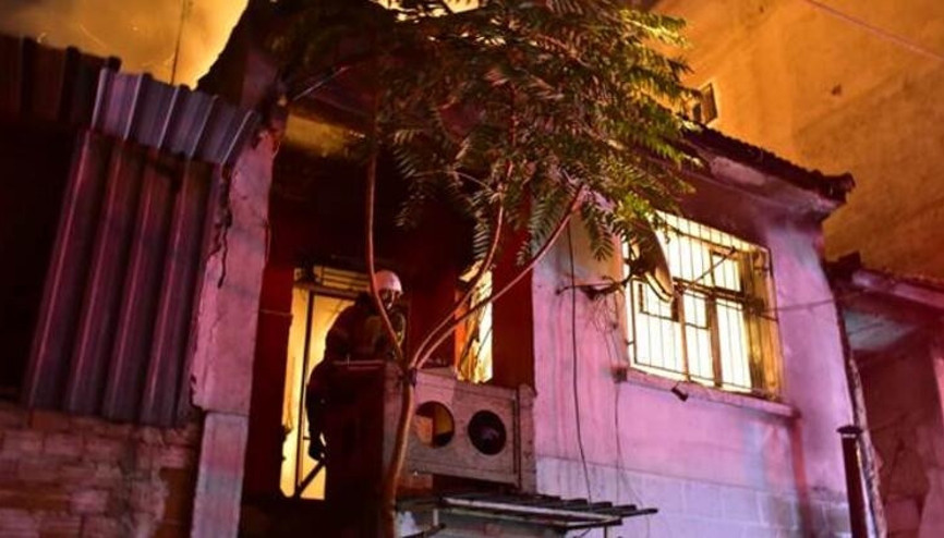 2 katlı bina küle döndü, yangında 25 papağan telef oldu
