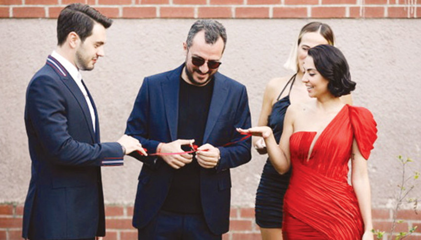 Mutluluğa ilk adım  İsmail Ege Şaşmaz, sevgilisi Hande Ünal nişanlandı