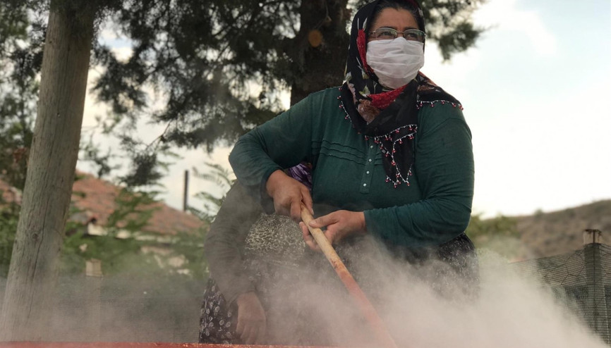 Kış hazırlıkları devam ediyor, salça kazanları kaynıyor