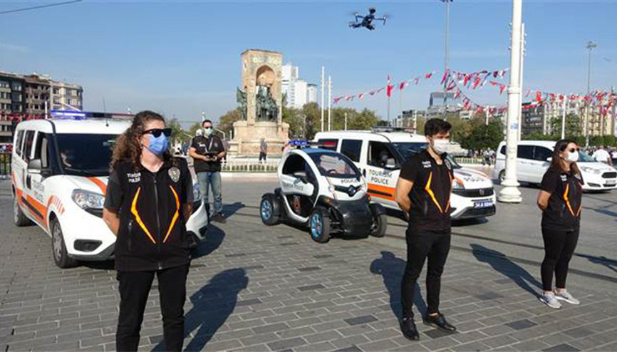 Taksim’de polis drone’la turistleri uyardı