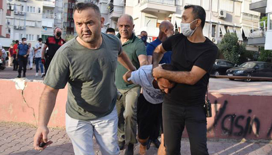Emniyetten eli kelepçeli kaçtı, arkadaşının evinde yakalandı