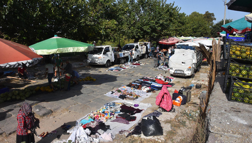 İzmirde tepki çeken görüntü Tarihi İpek Yolu, pazar yeri ve otopark oldu İzmirde tepki çeken görüntü Tarihi İpek Yolu, pazar yeri ve otopark oldu