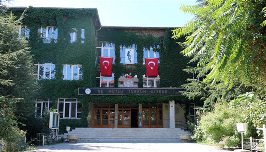 Şehrin ortasında botanik bahçesini andıran okul