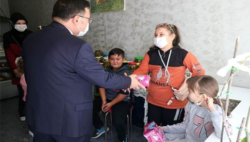 Vali Çiçek’ten çocuklara oyuncak