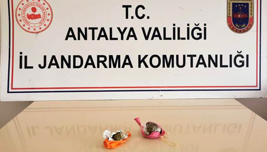 Otomobildeki balonların içinden uyuşturucu çıktı