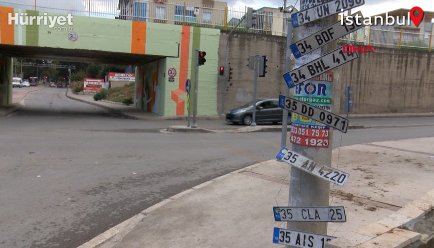 İzmirde yağmurda düşen plakalar, elektrik direğinde sahiplerini bekliyor