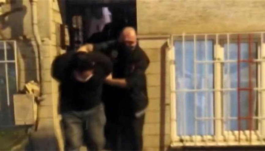 Mahalleli, uyuşturucu operasyonuna katılan polisleri alkışladı Mahalleli, uyuşturucu operasyonuna katılan polisleri alkışladı