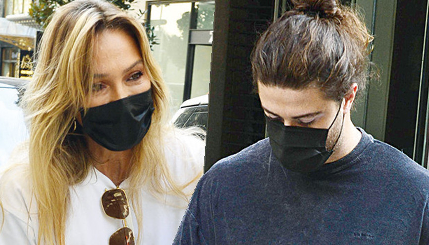 Anne oğul alışverişte