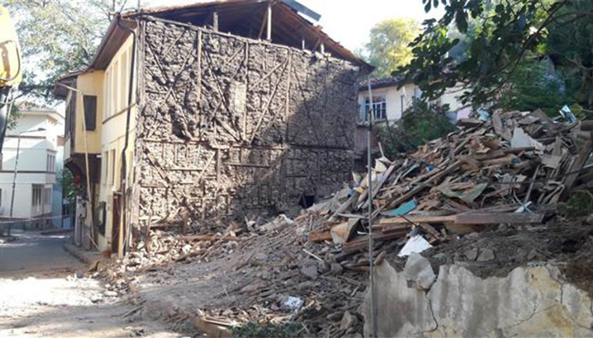 Tehlike oluşturan bina yıkıldı