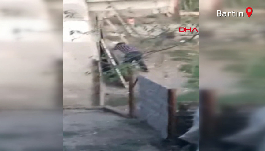 Kümesine giren köpeği acımasızca dövdü O anları ağlayarak kaydettiler