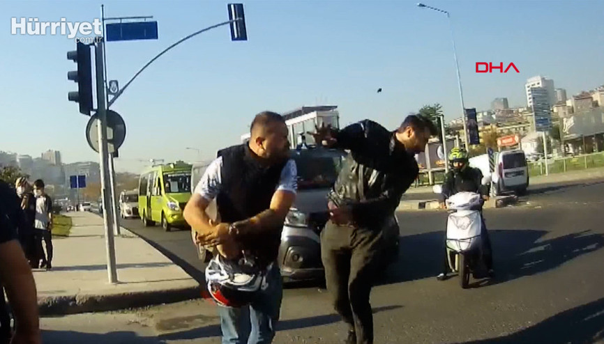 Kağıthanede trafik magandası terör estirdi; önünü kestiği motosikletliyi tokatladı Kağıthanede trafik magandası terör estirdi; önünü kestiği motosikletliyi tokatladı