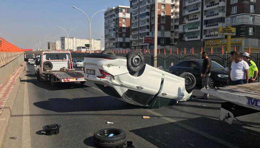 Diyarbakır’da takla atan otomobil, ters döndü