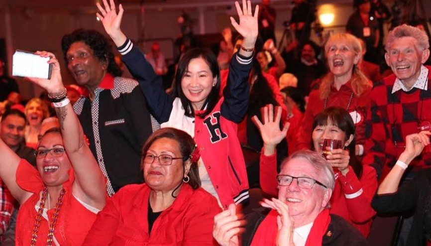 Yeni Zelanda’da Ardern seçimi önde götürüyor