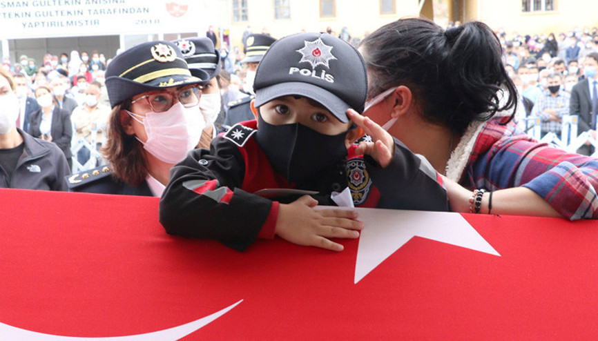 Şehit babasını, asker selamıyla uğurladı