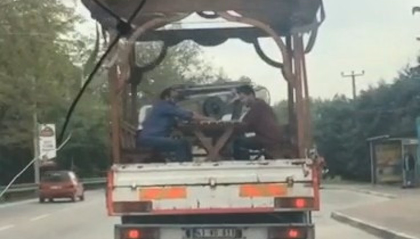 Şoke eden görüntü Seyir halindeki kamyonetin kasasında tavla keyfi...