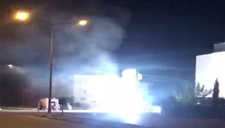 Gecenin karanlığını patlayan elektrik kabloları aydınlattı