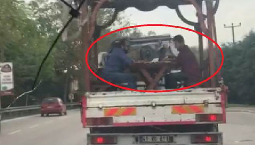 Seyir halindeki kamyonetin kasasında tavla oynadılar