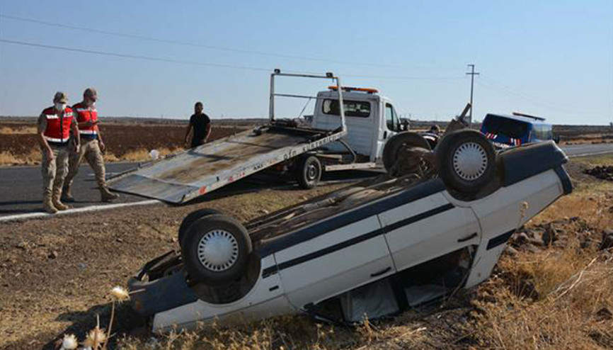 Siverek’te otomobil, şarampole devrildi: 4 akraba yaralı