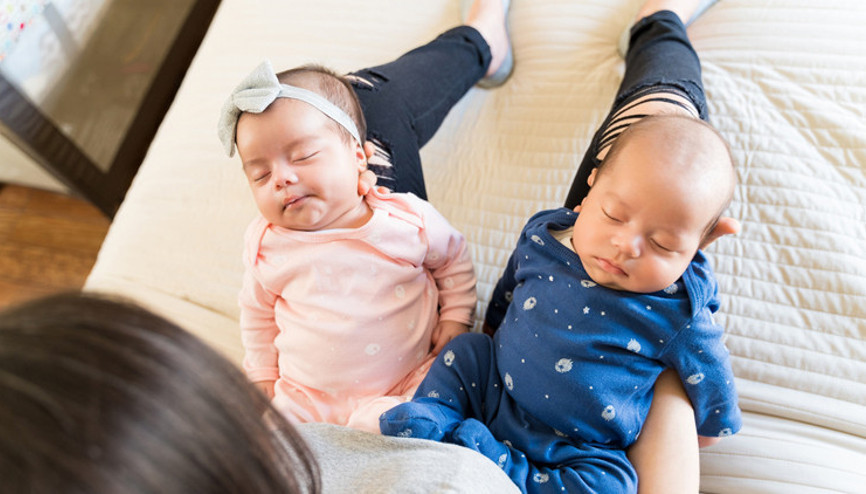 İkiz bebek emzirmenin pratik yolları