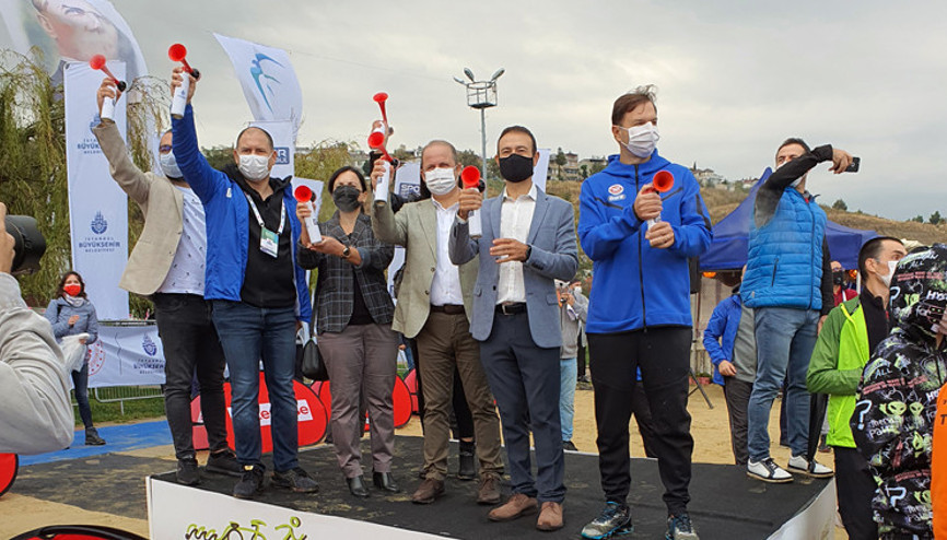 Triatlonda 300 atlet bir araya geldi, kazananlar belli oldu