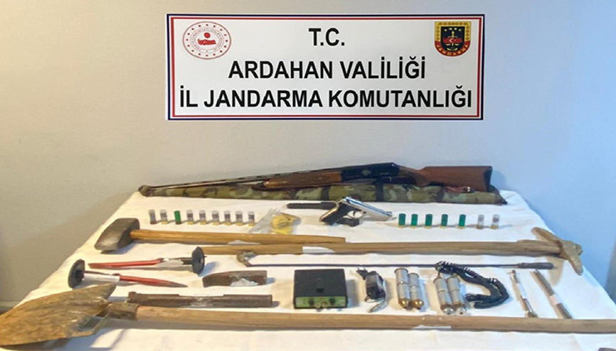Ardahan’da tarihi eser kaçakçıları suçüstü yakalandı