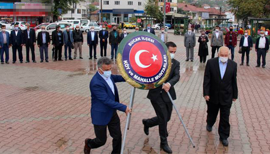 Muhtarlar Atatürk Anıtı’na çelenk koydu