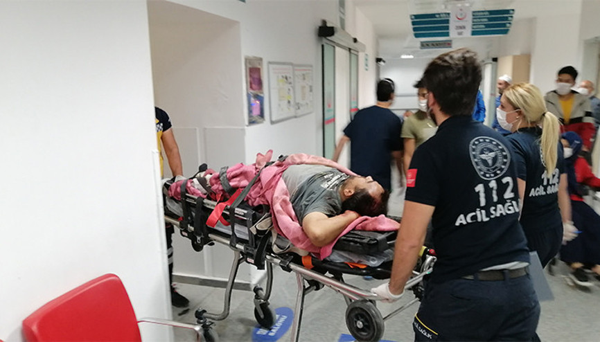 Mandıra çatısına çadır çekerken düşüp yaralandı