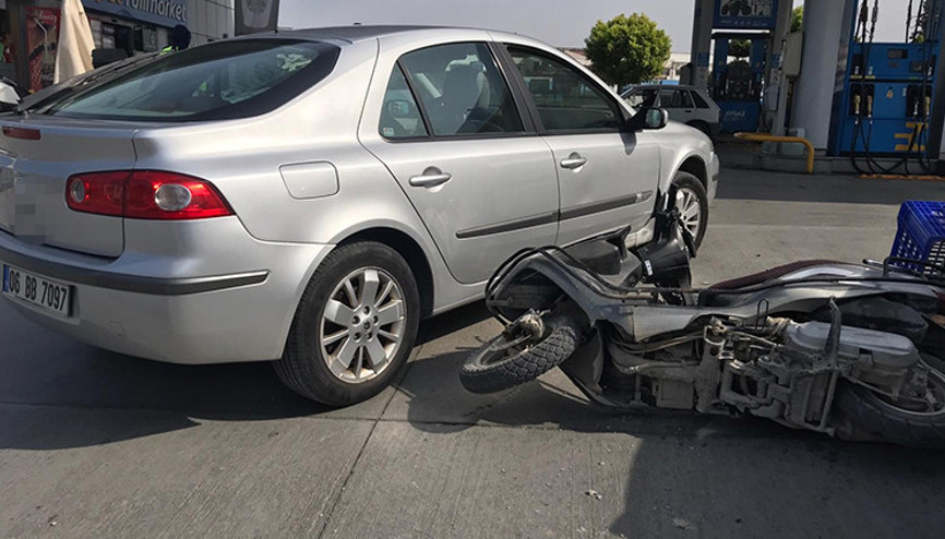 Tersten giden otomobil, motosiklete çarptı: 1 yaralı