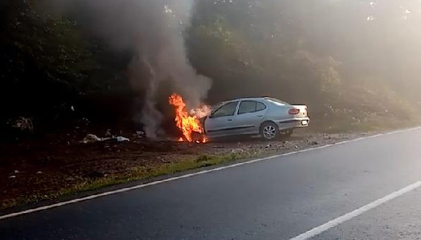 Mantar toplamaya gittiği otomobili, park halindeyken yandı