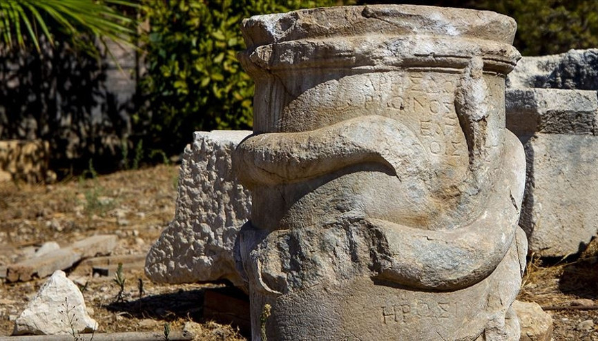 Patarada 2 bin yıllık yılan figürlü sunak bulundu