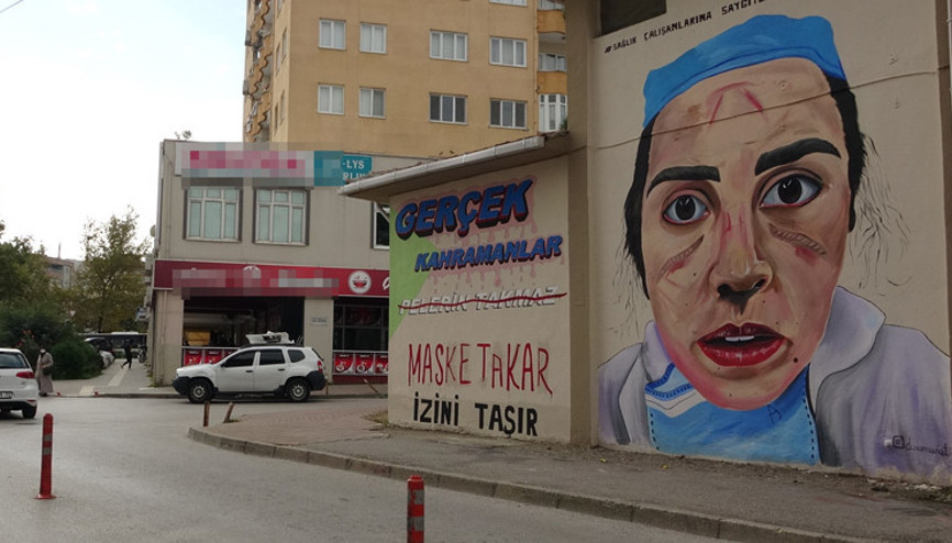 Maskeden yüzü iz olan sağlık çalışanı, trafoya resmedildi