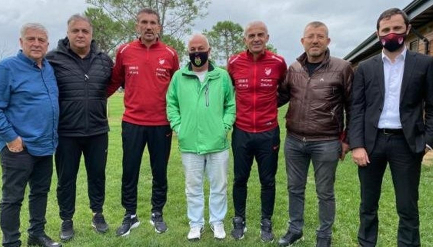 Oğuz Çetin ve Rüştü Reçber, kadın futbol kulüp temsilcileriyle bir arada