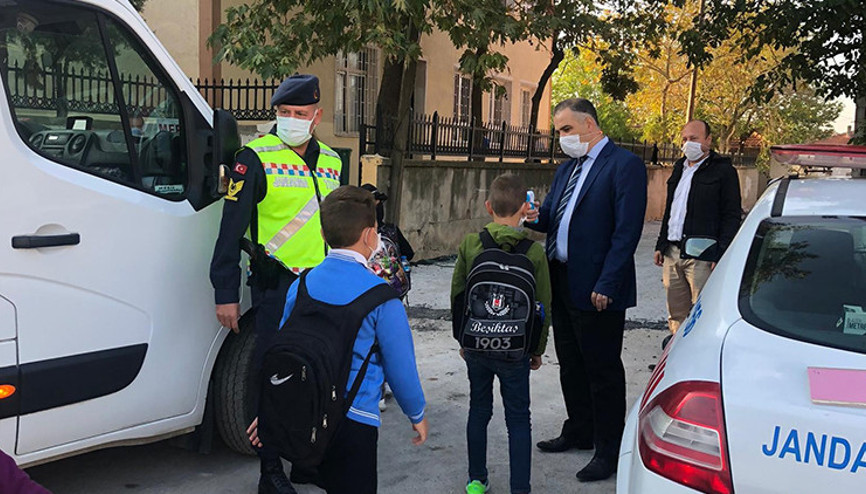Jandarma ekiplerince okul servisleri aralıksız denetleniyor Jandarma ekiplerince okul servisleri aralıksız denetleniyor