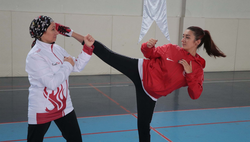 Anne kız aynı spor okulunda öğrenci