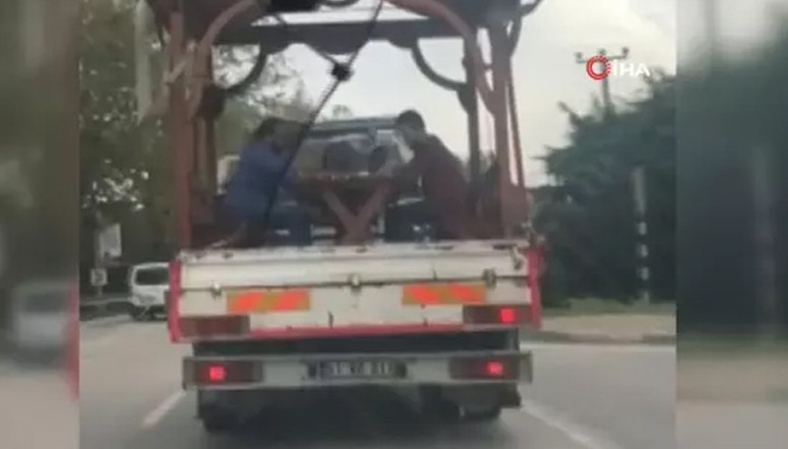 Kamyonet kasasında tavla oynamak pahalıya patladı