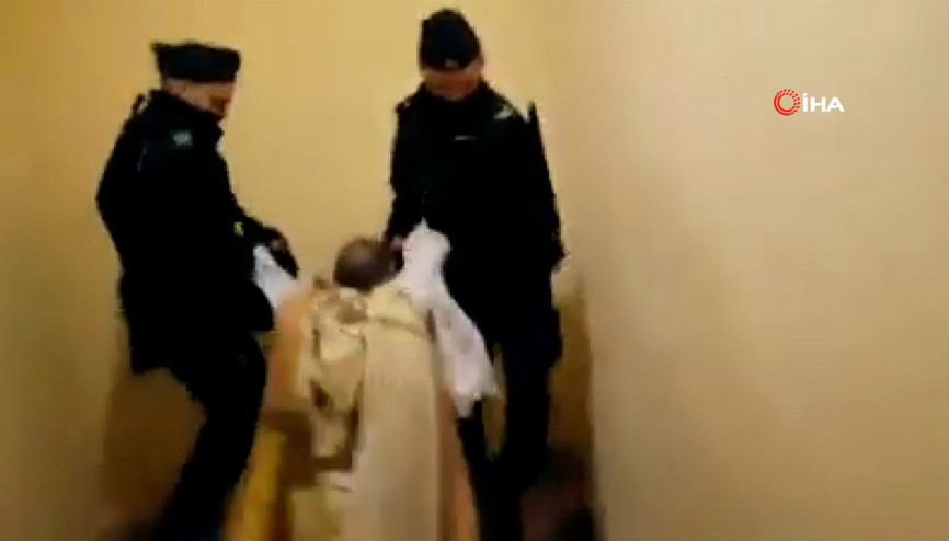 Korona önlemlerinin hiçe sayıldığı ayine polis baskını