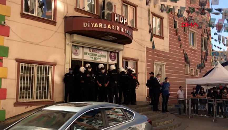 Diyarbakırda HDP İl Binasında polis arama yapıyor