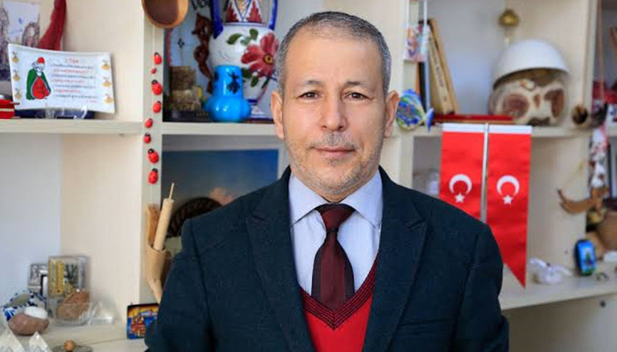 Öğrencileri koronavirüsten hayatını kaybeden hocaları için yasta