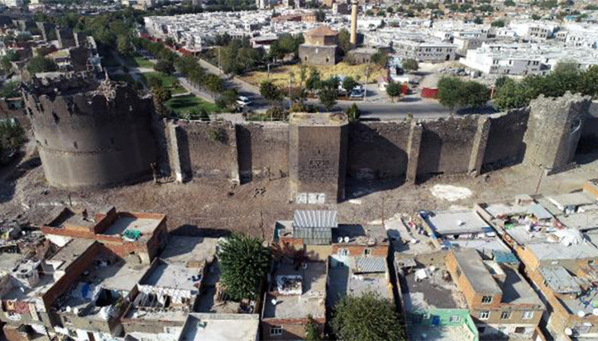 Diyarbakırda gecekonduların yıkılmasıyla kitabe ve nişler ortaya çıktı