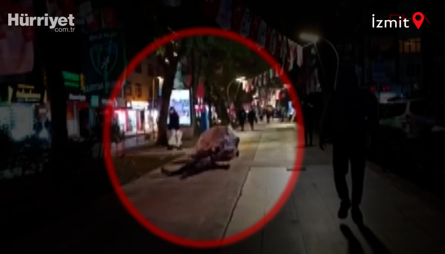 Kağıt toplayıcısının kendini yere atarak para istemesi kameralara yansıdı