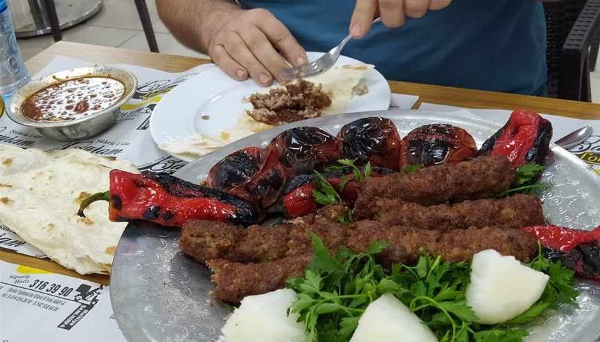 Urfalı kebapçılarla Adanalı kebapçılar arasında sular durulmuyor