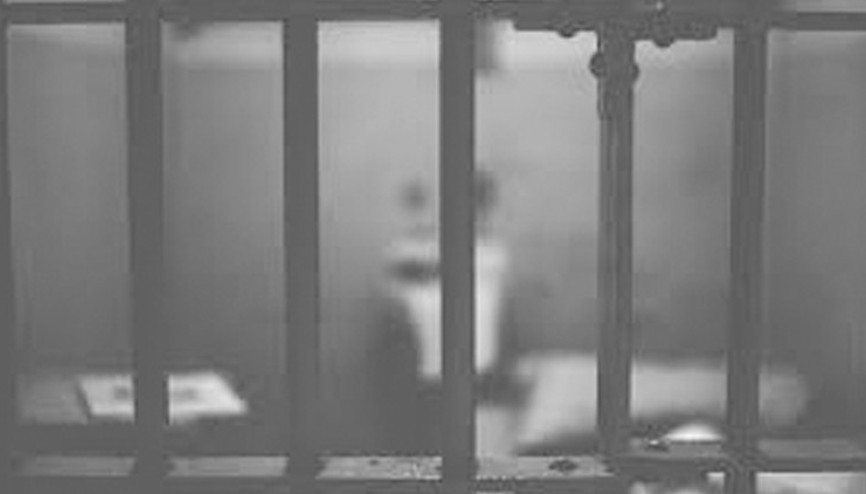 20 yıl cezası bulunan kişi evin çatısından çıktı