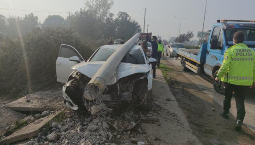 Yol kenarındaki direğe çarpan otomobilin sürücüsü kaçtı