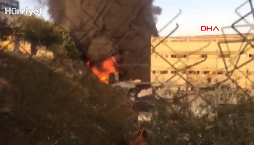 Başakşehirde plastik hammaddesi üretilen fabrikada yangın Başakşehirde plastik hammaddesi üretilen fabrikada yangın