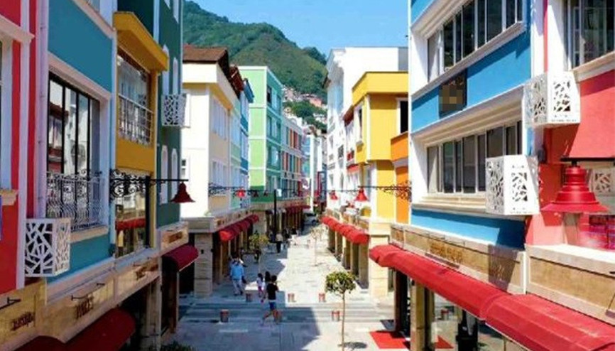 Bu cadde gökkuşağını andırıyor