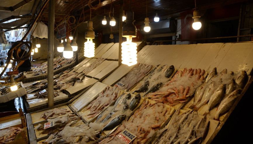 Balık alacaklar dikkat Işık hilesiyle böyle kandırıyorlar