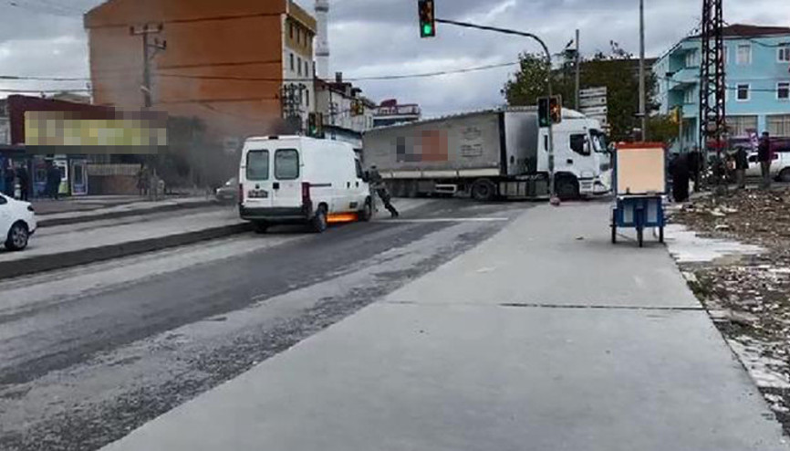 Sultangazide yolda alev alan minibüs su tankeriyle söndürüldü Sultangazide yolda alev alan minibüs su tankeriyle söndürüldü