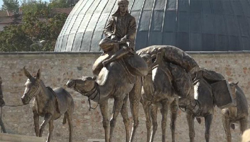 Tarihi çarşıya yerleştirilen deve kervanı heykelleri, dikkat çekiyor